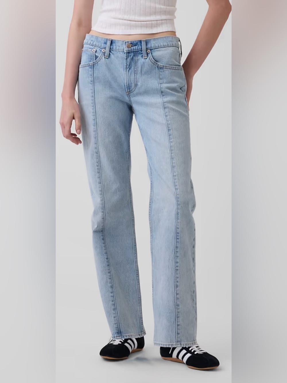 GAP Women’s Mid-rise Seamed Relaxed Straight Jeans. Light indigo. Size 28/6